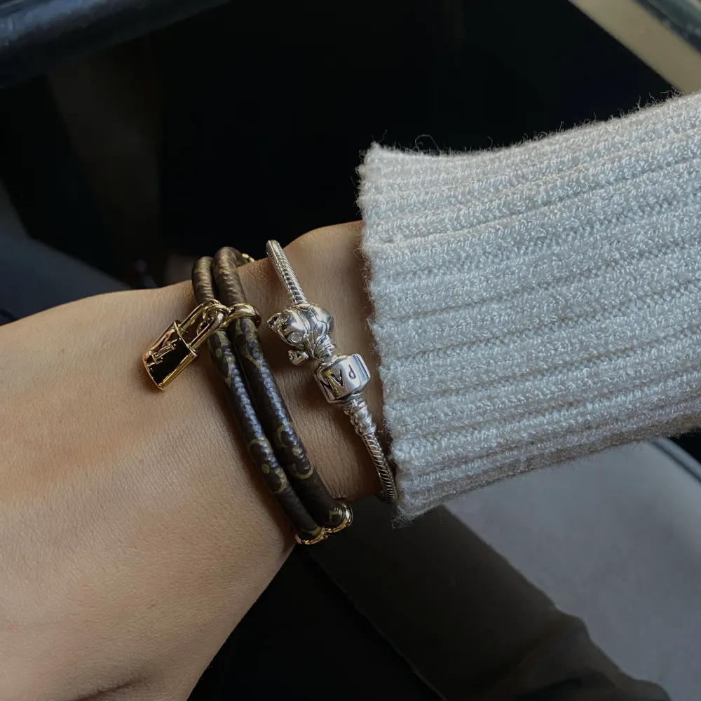 Armband från Louis Vuitton köpt i Stockholm, kvitto dustbag osv tillkommer! Använt fåtal gånger så skulle säga att det är i nyskick. Är osäker på storlek men kan kollas upp vid intresse, köpt för 3400kr 🫶🏽. Accessoarer.