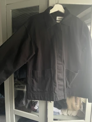 Jacka - Svart jacka från WEEKDAY som passar till alla tillfällen!! ❤️