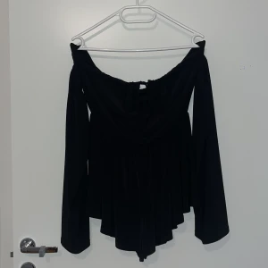 Byxdress med off-shoulder - Helt oanvänd byxdress i polyester med resår i midjan, off-shoulder och knytning upptill. Superfin men har aldrig kommit till användning