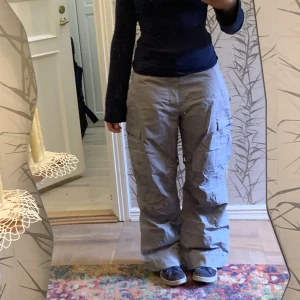 Baggy cargo byxor - Snygga ”track-byxor” som jag använder som vardagsbyxor. Kommer tyvärr inte till använding längre. Kan mötas upp i gbg annars tillkommer frakt !