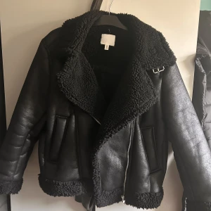 H&M vinterjacka  - köptes förra veckan. Använd ett få tal gånger Inga större skador eller märken på den. Ordinarie pris 580kr 