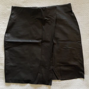 Skinnkjol - Skinnkjol från ginatricot, använd ett fåtal gånger. Perfekt till höstens fester, sitter som en smäck! 🤩Stretchigt material