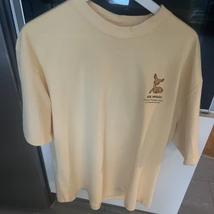 Axel Argiato (oanvänd)  - Axel Arigato t-shirt oanvänd! (Herr)   Storlek M och gjord i 100% bomull. Gul nyans. Är en oversize-modell! 