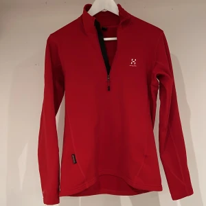 Haglöfs fleecetröja  - Sparsamt använd, jag har faktiskt aldrig ens sett den på matte. 🙀Tight modell som går ner över höften. För mys eller friluftsliv. 😻