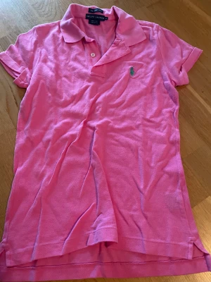 Ralph Lauren - Supersnygg polo tröja från Ralph lauren. Knappt använd och i storlek M men passar även S.