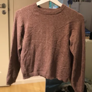 En söt stickad tröja  - En jättesöt rosa stickad tröja i superfint skick