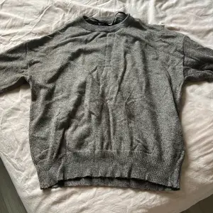 Säljer en grå beige stickad tröja från zalando märket only, säljs pga sällan användning. Fint skyck men ett litet håll!