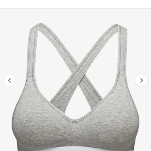 Calvin Klein bh - Calvin Klein sport bh i nyskick, bara pyttelite nopprig för att jag har tvättat den en gång💗