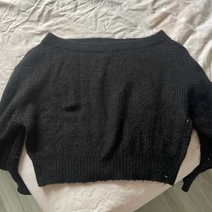 svart stickad tröja - Säljer en svart stickad tröja från H&M i xxs, säljs pga att jag inte använder den, fint skyck!