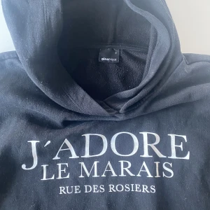 Luvtröja från Gina  - Croppad Svart luvtröja från Gina i strl s. Smått nopprig annars bra skick!