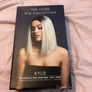 Blond peruk - Aldrig använt‼️ Köpt inför halloween nyligen men kommer inte komma till användning, den är lite mer gul blond i verkligheten och inte lika vit som på hemsidan. Jätte fin på och lapp finns kvar! Aldrig använd!