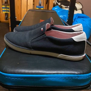 Tommy Hilfiger slip ons  - Säljer ett par Tommy Hilfiger slip ons använda 2 ggr då de inte passade min stil priset är inte hugget i sten!!