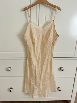 Ur gulligt nattlinne av silk  - Super sött nattlinne som tyvärr är för stort för mig. Jag köpte den på en second hand för 250 men storleken står tyvärr inte någon stans på plagget men jag skulle tippa på att det är i storlek 36. Färgen är en blandning mellan beige och rosa.💖