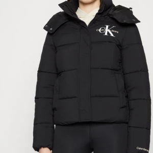 Ck jacka  - Hara bara kommit till användning en vinter ett par gånger  men har inga defekter, känner inte att de min stil längre. Ny pris 2.100kr från Zalando pris, kan diskuteras!❤️