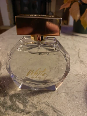 Parfym white by morgan  - Säljes då jag fått en ny. Använd under några månader men som man ser på första bilden är det väldigt mycket kvar.  Doftbeskrivning syns på andra bilden