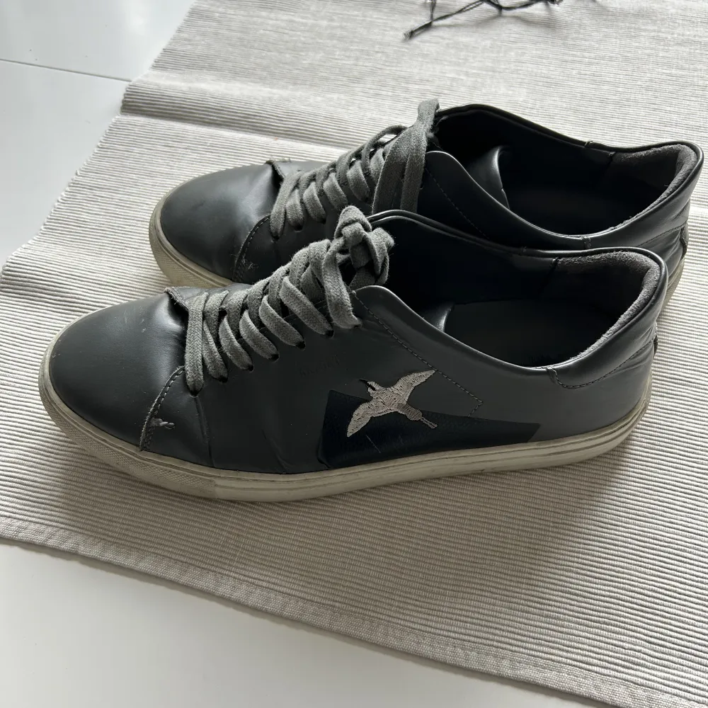 Sjukt snygga gråa arigatos | cond 7/10 finns tecken på användning men finns mycket kvar att ge | kan rengöra skon så mycket som möjligt innan jag postar | storlek 41 | box ingår . Skor.