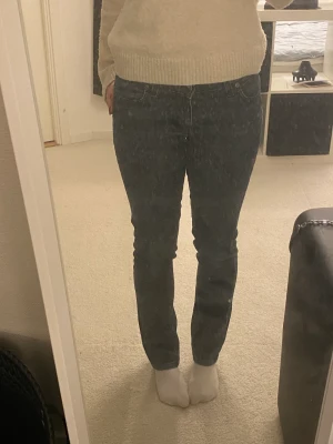 Jeans  - Snygga mörk blå jeans som är lågmidjade står ingen storlek men ungefär 34/36 passar mig som är 165