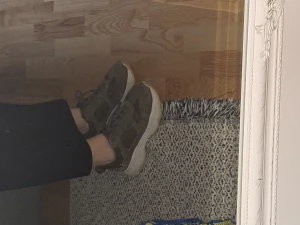 Gröna sneakers från märket Roots - Gröna sneakers från Roots i relqtivt bra skick. Använda npgra få gånger. Säljer då de är för små