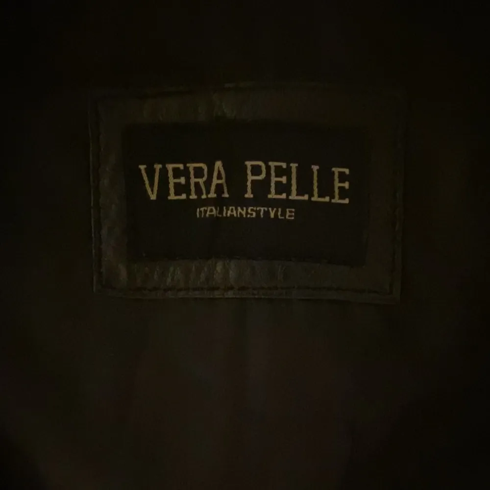 Snygg skinnjacka från Vera Pelle! Köpt här på plick men passade mig tyvärr inte riktigt. Fint skick. . Jackor.