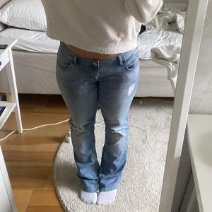 Snygga bootcut lowwaist jeans från selected femme. Köpta secondhand. Har sytt in en kil vid byxbenen för att dem ska bli mer utsvängda. Passar någon med storlek M/38. Midjemått ca 82cm💗