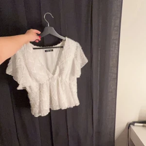 Blus - Blus med lite fransar, endast testad, är storlek M men passar S,Xs bättre ifall du har stora bröst.