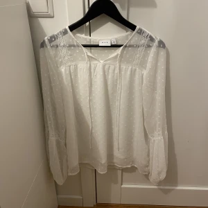 Vit blus - Superfin vit blus från vila. Aldrig använd. 