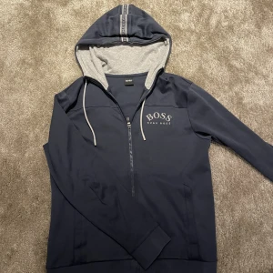Hugo boss zip  - Hej  säljer nu min fina hugo boss zip. Köpt i hugo boss butiken. Storlek S. Fint skick 8/10. Vid funderingar hör gärna av dig.