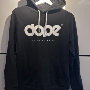 Dope hoodie  - Svart hoodie från dope, storlek 38, frakt ingår ej💗