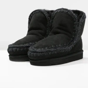 Mou skor - Säljer nu mina så fina och iprincip oanvända mou skor som är perfekta nu till hösten och vintern! Säljer för 1300, köpta för 2000! 