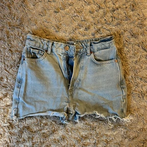Bikbok jeansshorts  - Jätte fina shorts från bikbok. Använd få gånger, i väldigt bra skick☺️. 