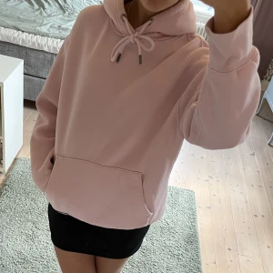 Rosa hoodie från Pull&Bear - Rosa hoodie från Pull&Bear. Storlek S, passar även M. Frakt tillkommer.