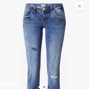 Säljer dessa snygga jeans från ltb i modellen valerie. Har klippt ett hål på ena benet. Skriv för fler bilder💕