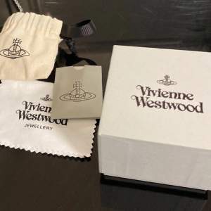 💚Vivienne Westwood halsband I perfekt skick utan spår av användning.💚 💯Allt finns kvar inkl förpackning och kvitto. Köpt från Zalando för några månader sen💯