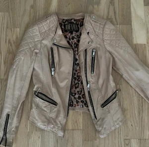 Jacka Jofama - Jacka från jofama by marie serneholt i väldigt gott skick. Knappt använd.