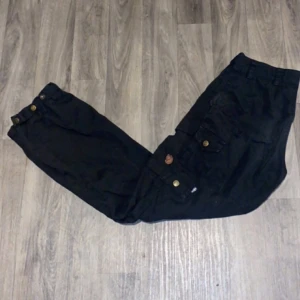 FJÄLLRÄVEN BYXOR! - Fjällräven byxor! Har haft dessa byxor ett tag har använt dom till utflykt osv, har ingen användning av dom nu mera!