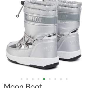 Säljer nu mina jättefina Moon Boots eftersom dom är för små för mig💗 Dom är i färgen lila, Dom är i jättebra stick💗 skriv för intressen!!! 
