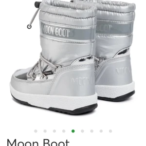 Moon boots  - Säljer nu mina jättefina Moon Boots eftersom dom är för små för mig💗 Dom är i färgen lila, Dom är i jättebra stick💗 skriv för intressen!!! 