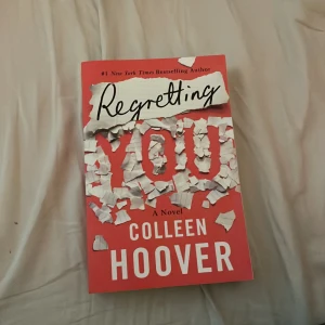 Bok: Regretting you  - Den absolut bästa colleen hoover boken. Läste ut den här boken på bara några dagar, super bra bok verkligen. Skicket på boken är som ny. 