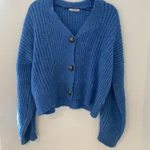 Jätte söt stickad tröja som är perfekt till nu till hösten och den perfekta blå färgen. Kan visas på💙