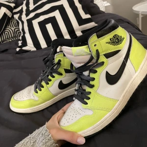 Air Jordans high - Säljer nu min brors airjordans, knappt använda! Köp gärna igenom Plick! Skriv om ni har nå frågor.  Crease skydd och extra snören i vitt medföljer om ni vill. 💕
