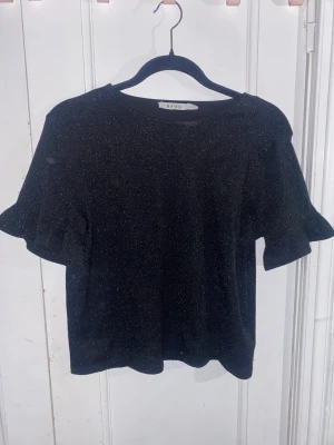 Snygg festopp - Love andvänd 1 gång, nytt pris 299