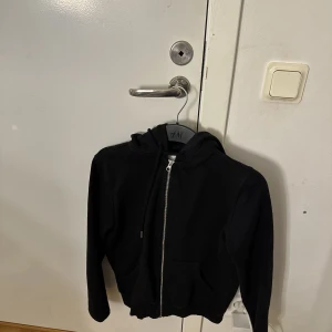 Zip upp hoodie från h&m  - Super fin hoodie från h&m i jätte bra skick 