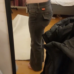 Jeans mid rise flare - Super fina men lite stora på mig Priset kan diskuteras!