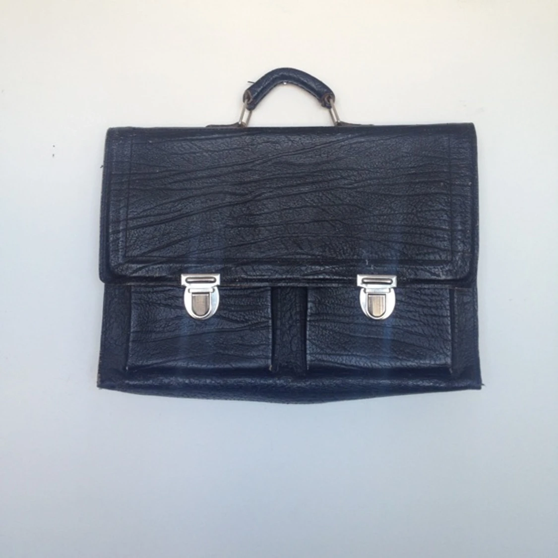 Fin väska/portfölj utan axelband. Får plats med en 13" Mac å lite till!