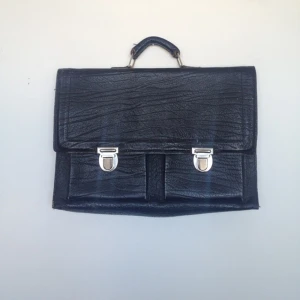 Fin väska/portfölj utan axelband. Får plats med en 13" Mac å lite till! - Fin väska/portfölj utan axelband. Får plats med en 13" Mac å lite till!