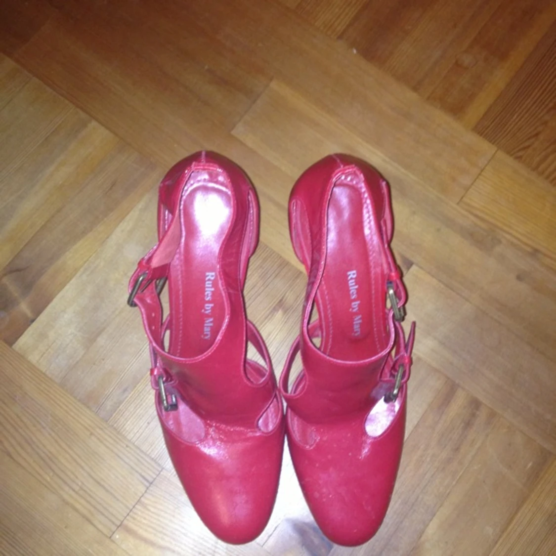 Röda pumps från Rules by Mary. Inköpta 2010 men endast använda 2 gånger. Bra skick!  - 1366750232