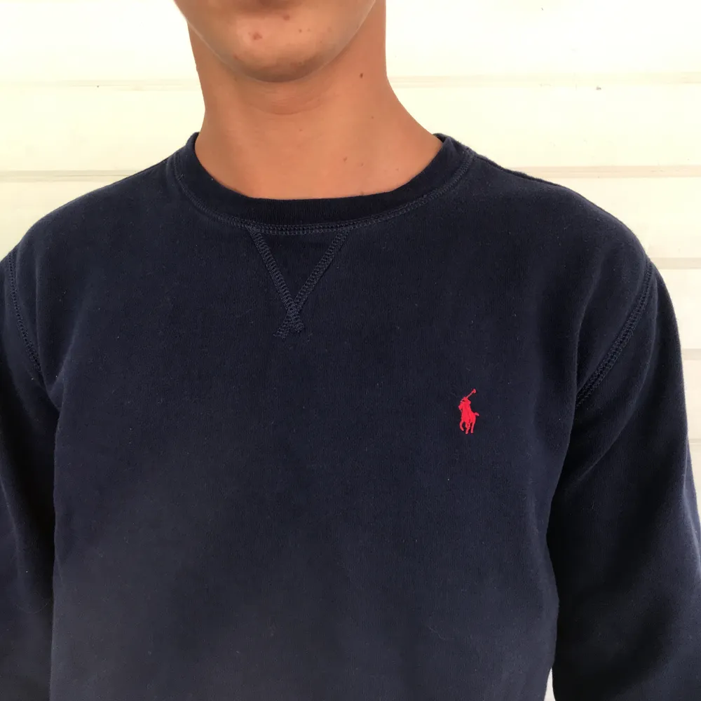 Sweatshirt från Ralph Lauren, mycket fint skick. Storlek XL i barnstorlek 18-20, vilket motsvarar en S i vanliga storlekar.. Tröjor & Koftor.