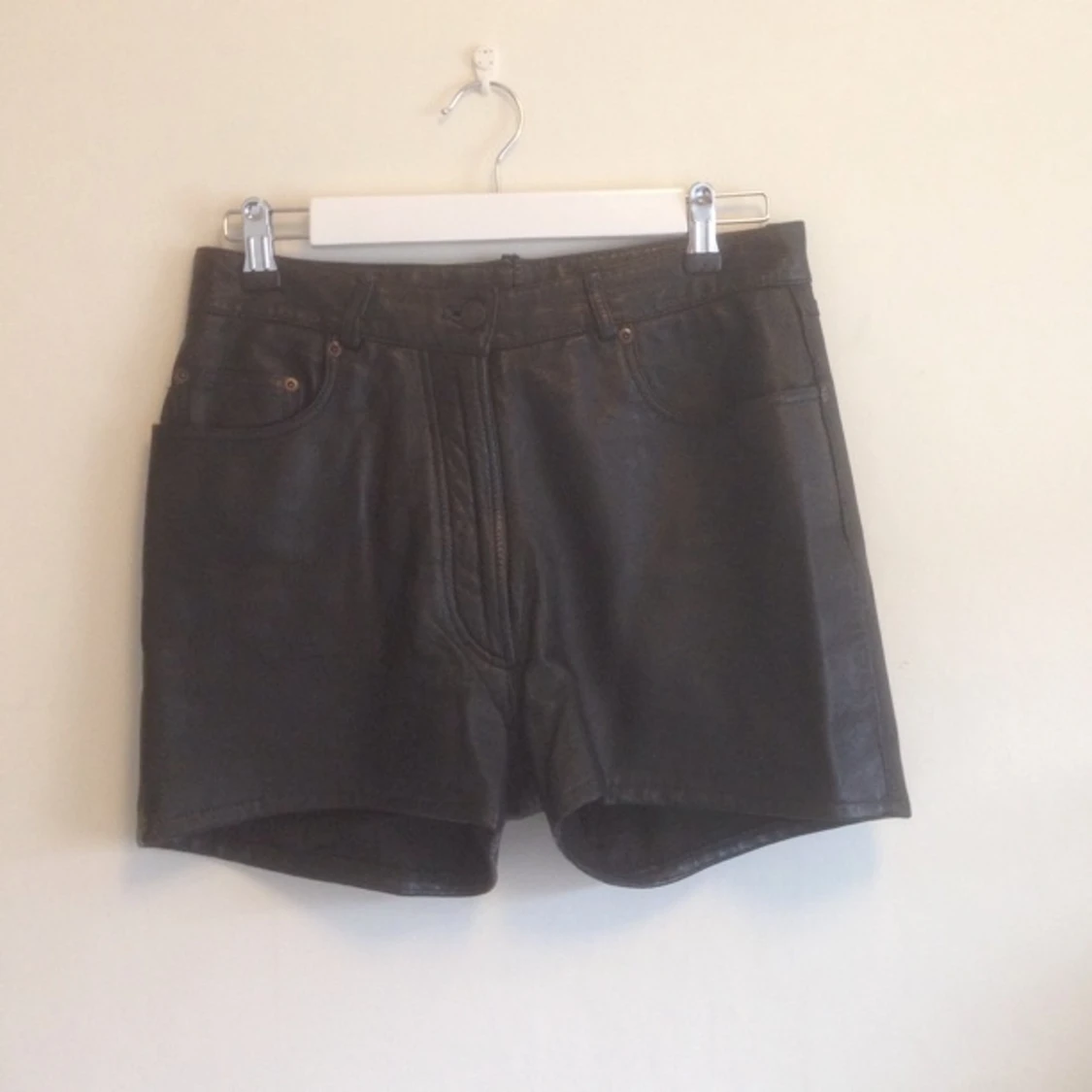 Fake-lädershorts från secondhandbutik i London - 1393156882