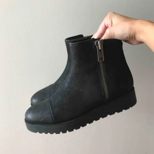  - Helt nya varmfodrade vinterskor med grov sula för stabilitet och hålla ute kyla. Gjort av nubuk skinn. 