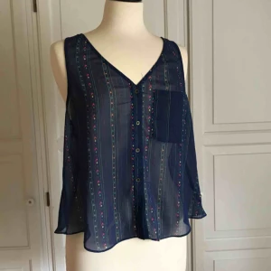  - • Superfin topp från Forever 21 •  - Endast provad, aldrig använd - See through, jättefin att ha på stranden eller med en snygg bh under  40 kr +frakt